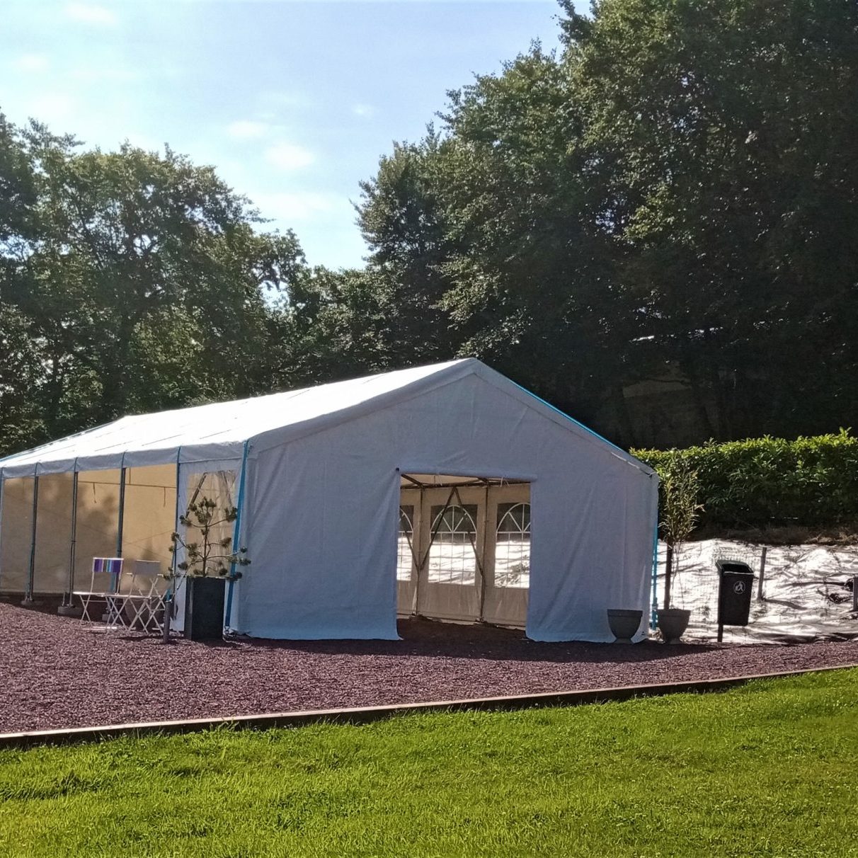 un plan B déjà présent dans le jardin , la tente peut accueillir une centaine d'invités