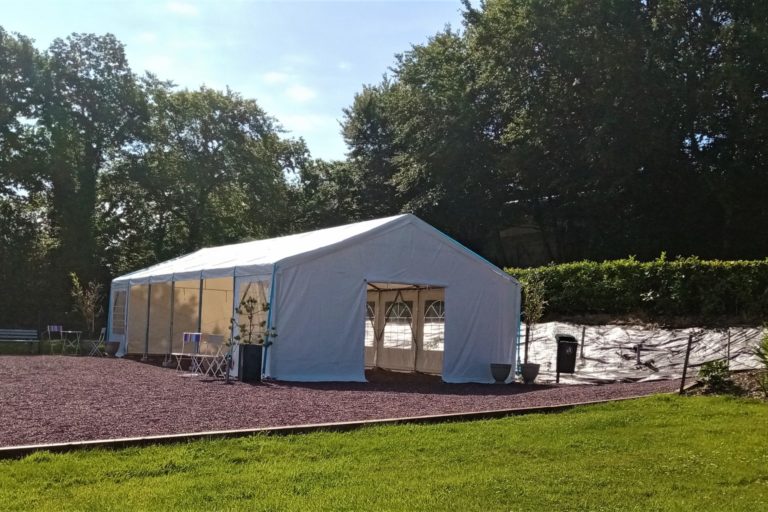 un plan B déjà présent dans le jardin , la tente peut accueillir une centaine d'invités